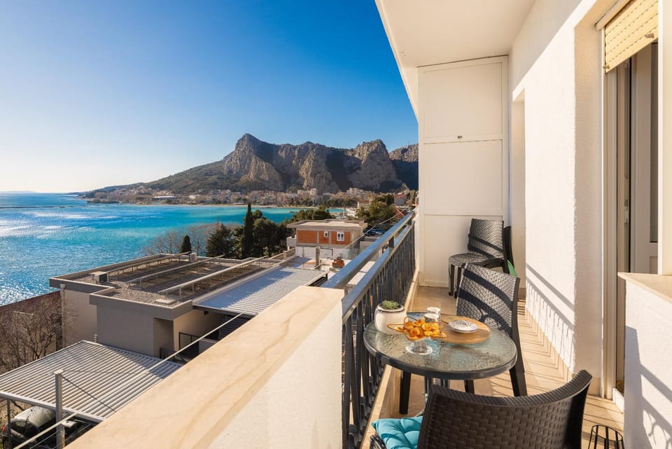 View (from property/room), Balcony/Terrace, Seating area, Mountain view, Sea view