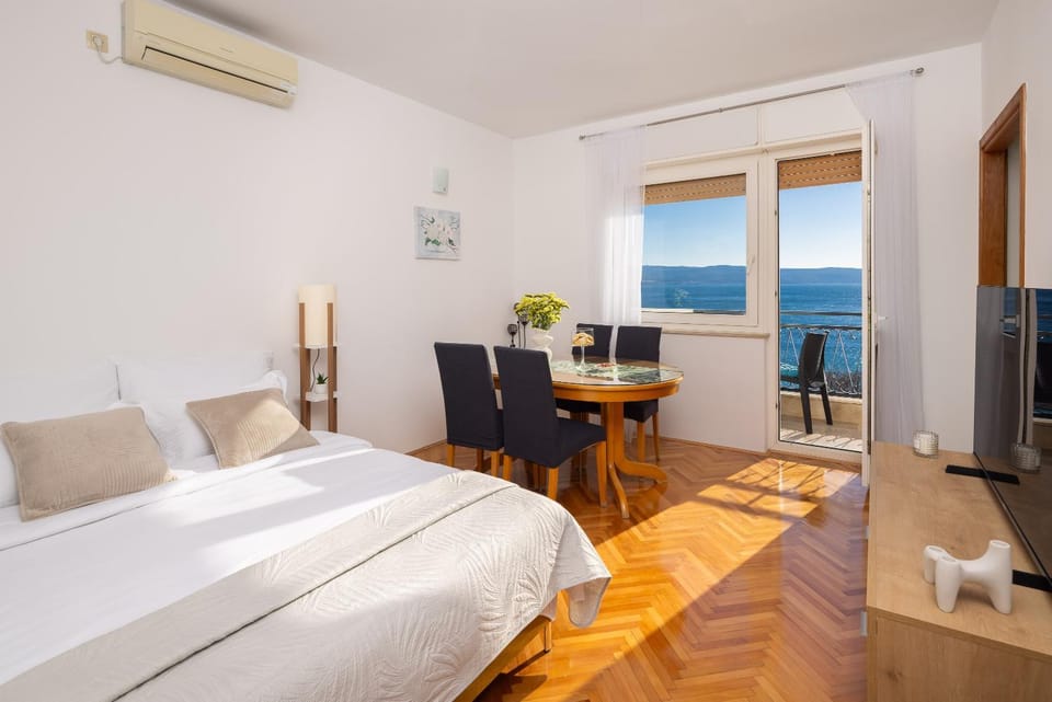 Bed, TV and multimedia, Dining area, Sea view, air conditioner