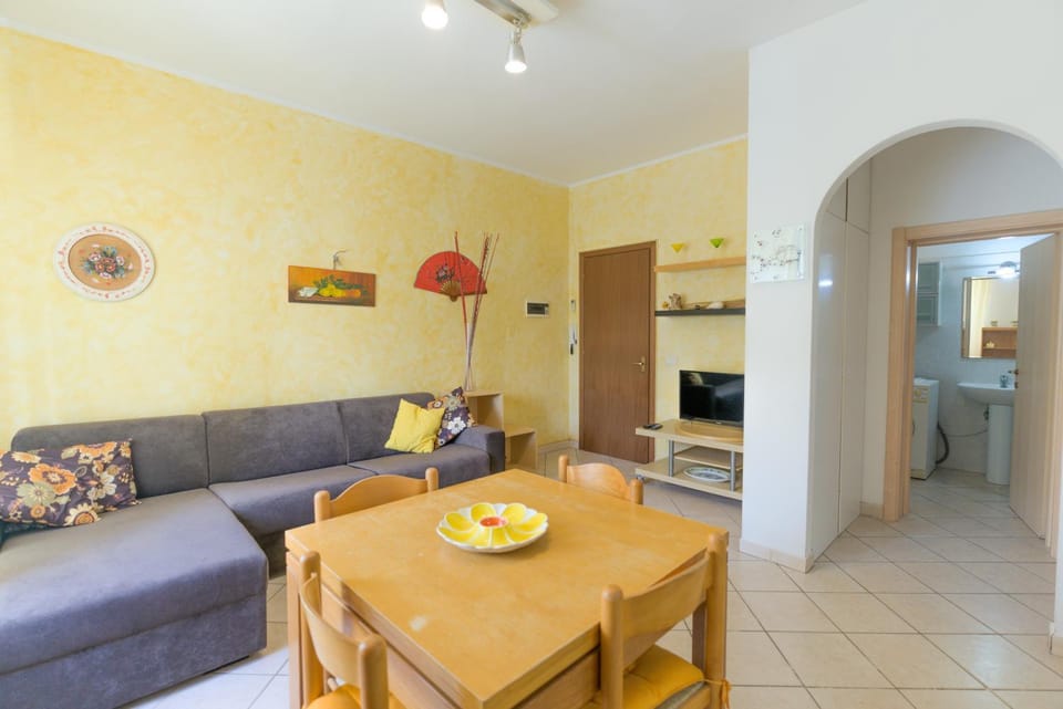 TV and multimedia, Seating area, Dining area