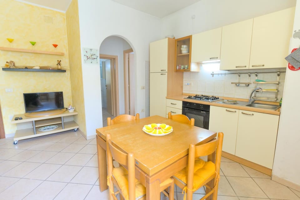 Kitchen or kitchenette, Dining area, oven