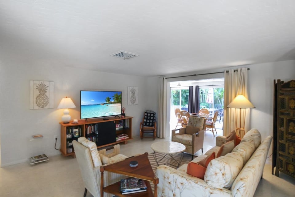 Zen 2BR home 10 min from Siesta Key - Palm Garden House in Gulf Gate Estates