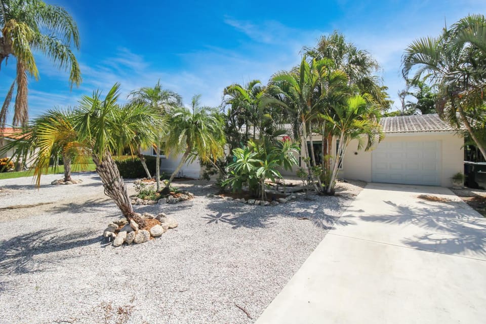 Zen 2BR home 10 min from Siesta Key - Palm Garden House in Gulf Gate Estates