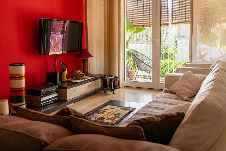 Communal lounge/ TV room, TV and multimedia, Living room, Seating area, Evening entertainment