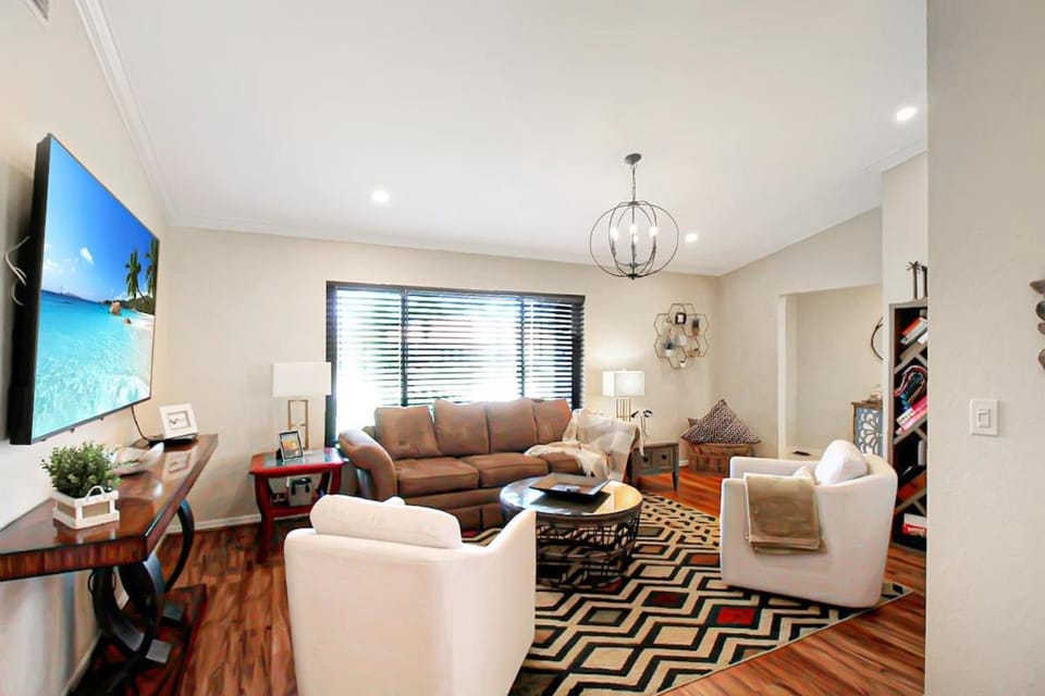 TV and multimedia, Living room, Seating area, Evening entertainment