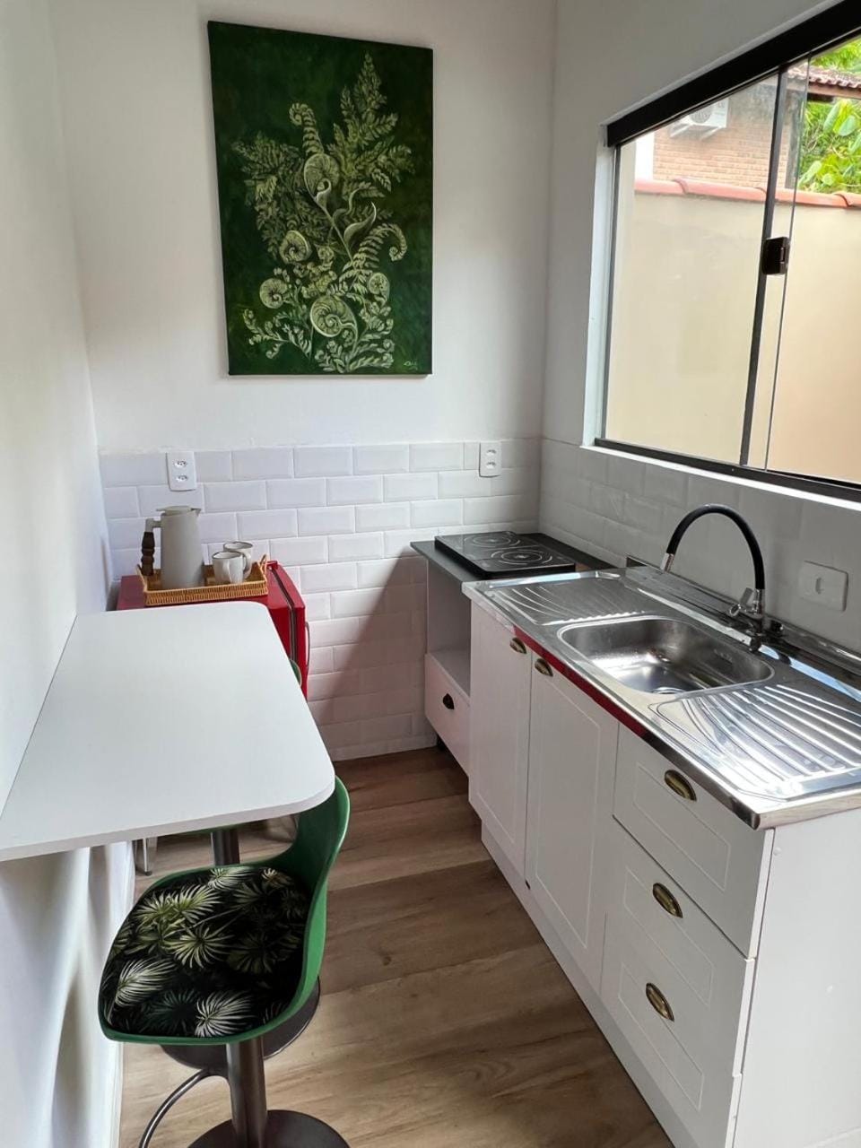 Kitchen or kitchenette, minibar