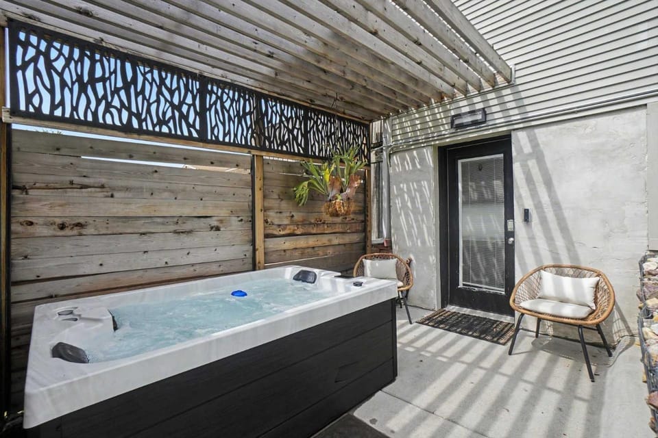 Lux Studio Oasis Hot Tub Cozy Heated Floors Apartment in Omaha