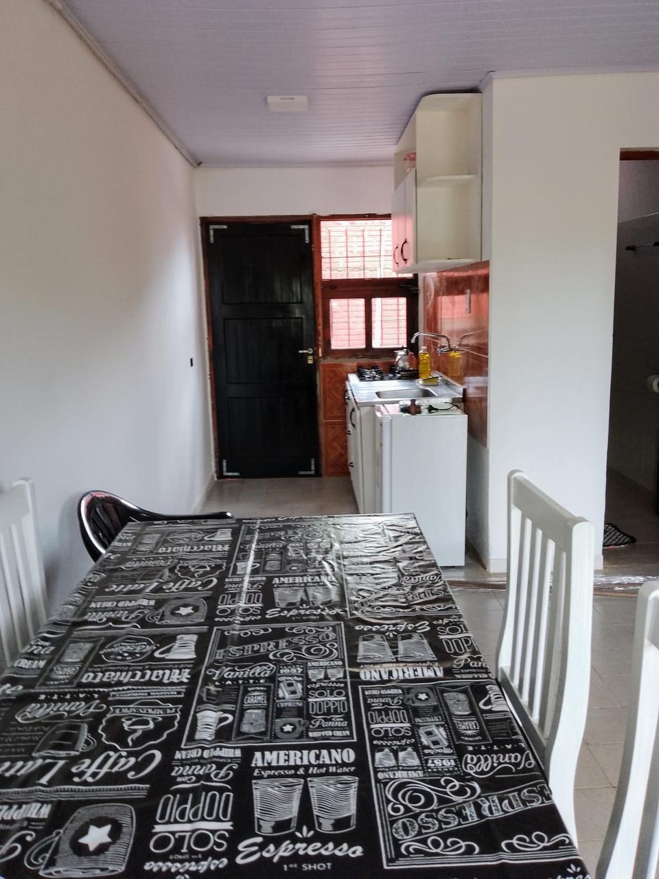 Kitchen or kitchenette, Dining area