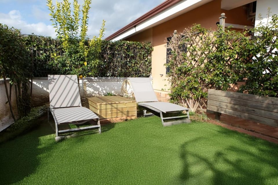 Patio, Day, Garden, Garden view, sunbed