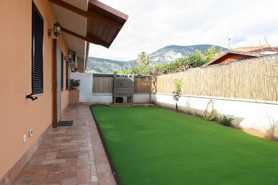 Property building, Patio, Day, Garden, Garden view, Mountain view
