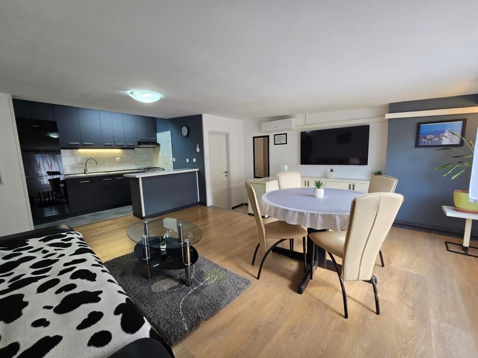 TV and multimedia, Kitchen or kitchenette, Dining area