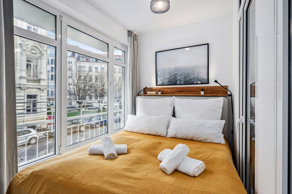 Bed, Bedroom, towels