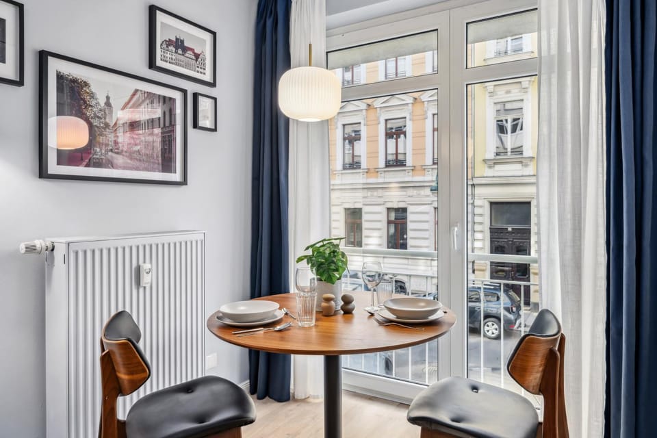 Living room, Seating area, Dining area, internet