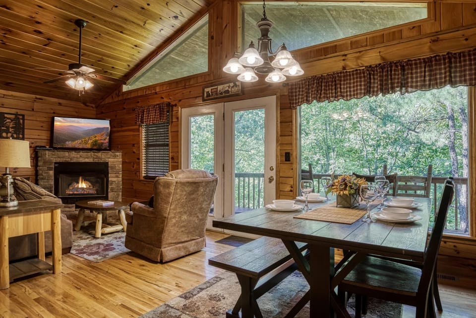 Natural landscape, TV and multimedia, Balcony/Terrace, Living room, Seating area, Dining area, fireplace