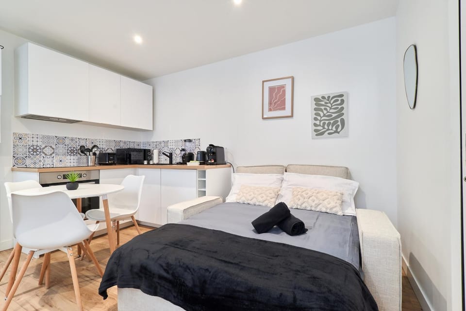 Bed, Living room, Photo of the whole room
