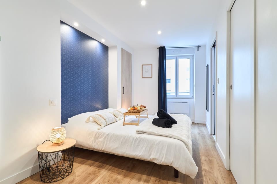 Photo of the whole room, Bedroom, towels