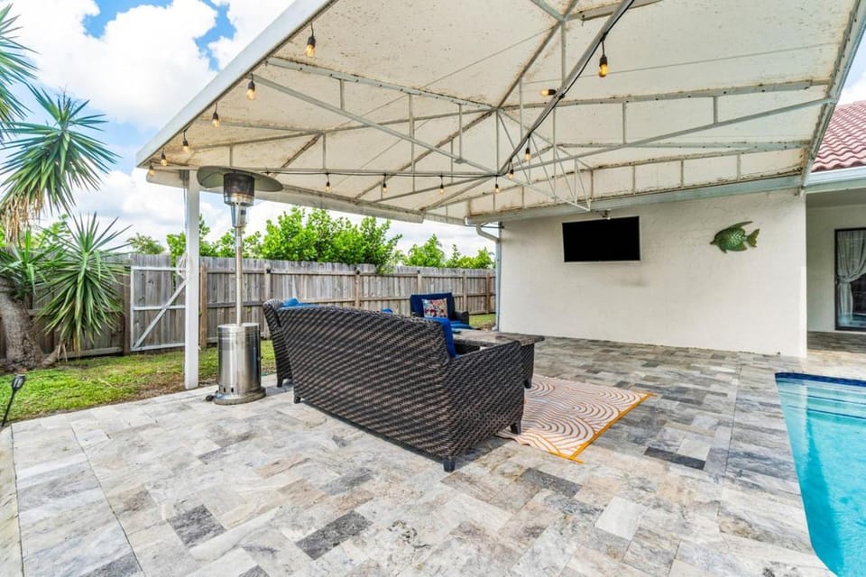 TV and multimedia, Seating area, fireplace