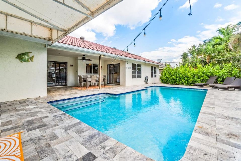 Dining area, Pool view
