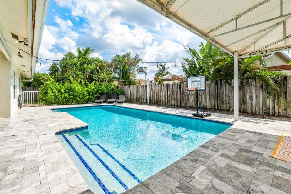 Swimming pool, sunbed