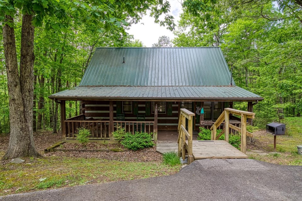 Property building, Facade/entrance, Day, Natural landscape, Balcony/Terrace