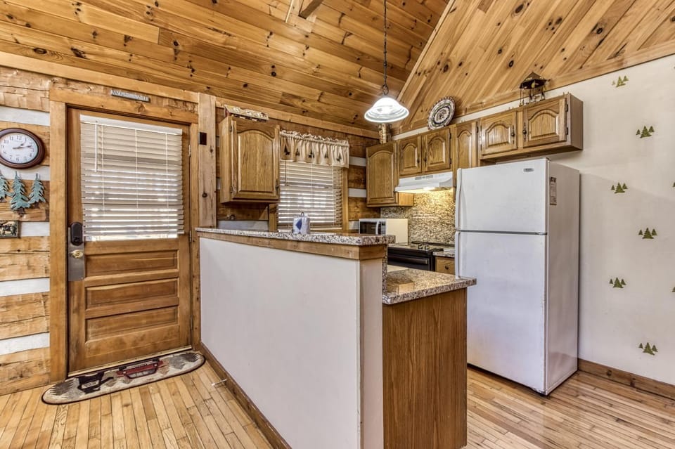 Kitchen or kitchenette, dishwasher, microwave, oven, pet friendly, stove