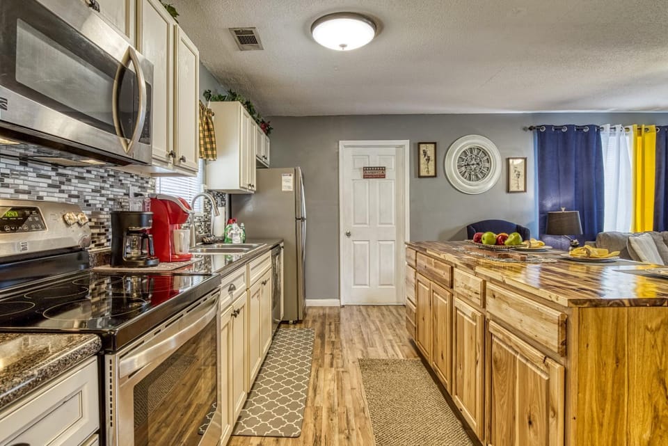 Coffee/tea facilities, Kitchen or kitchenette, Decorative detail, dishwasher, microwave, oven, pet friendly, stove, toaster
