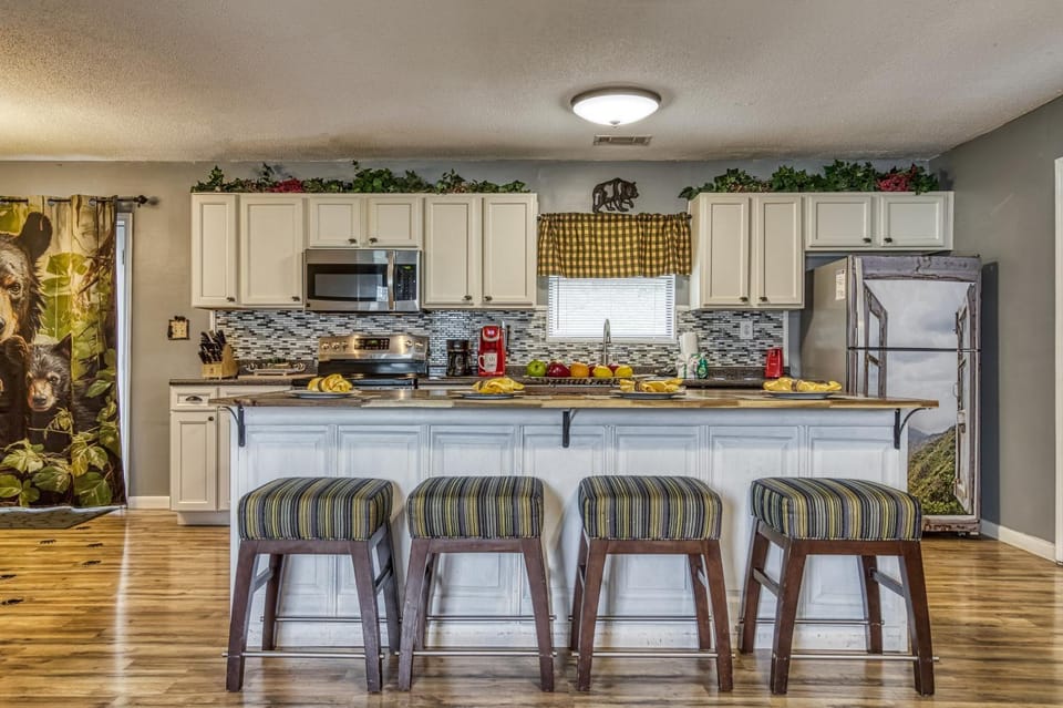 Coffee/tea facilities, Kitchen or kitchenette, Decorative detail, microwave, oven, pet friendly, stove, toaster