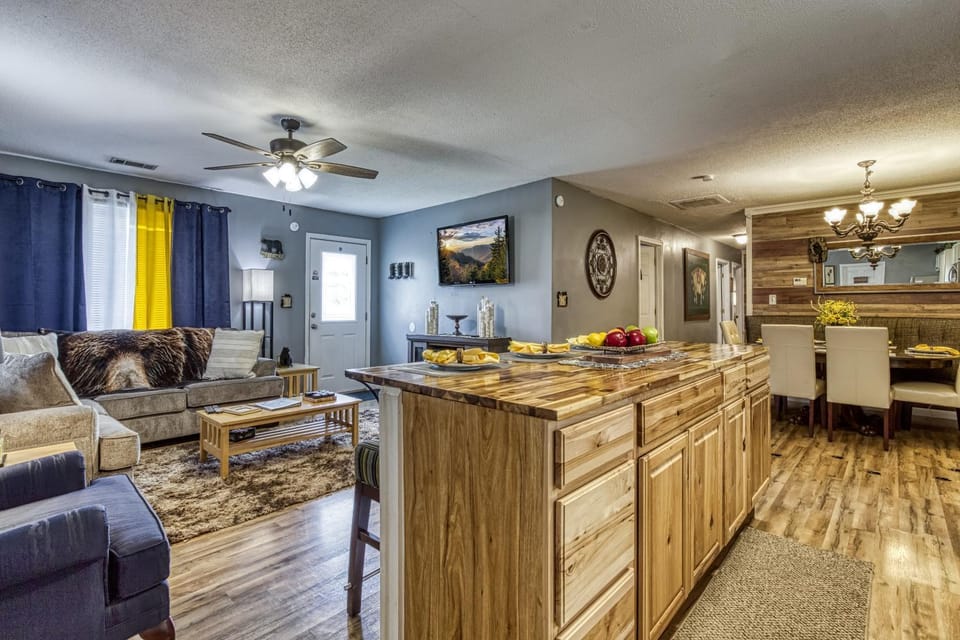 Communal lounge/ TV room, TV and multimedia, Kitchen or kitchenette, Living room, Decorative detail, Seating area, Dining area, pet friendly