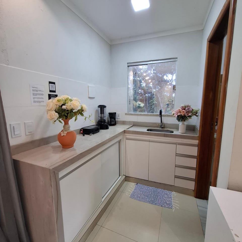 Kitchen or kitchenette, minibar