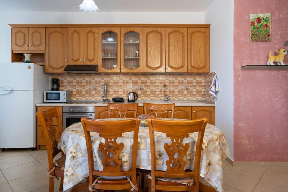 Kitchen or kitchenette, Dining area, oven, stove, toaster
