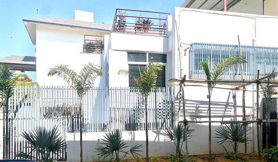 The White Outhouse at Banipark Ground Floor Apartment in Jaipur