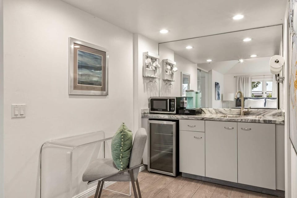 Chic La Jolla Studio Steps to Ocean & Dining Apartment in La Jolla