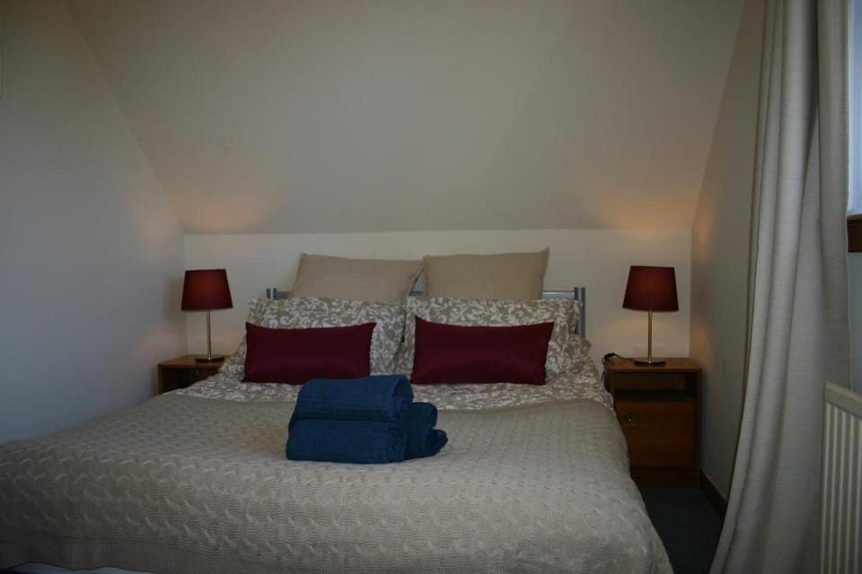 Bed, Bedroom, towels