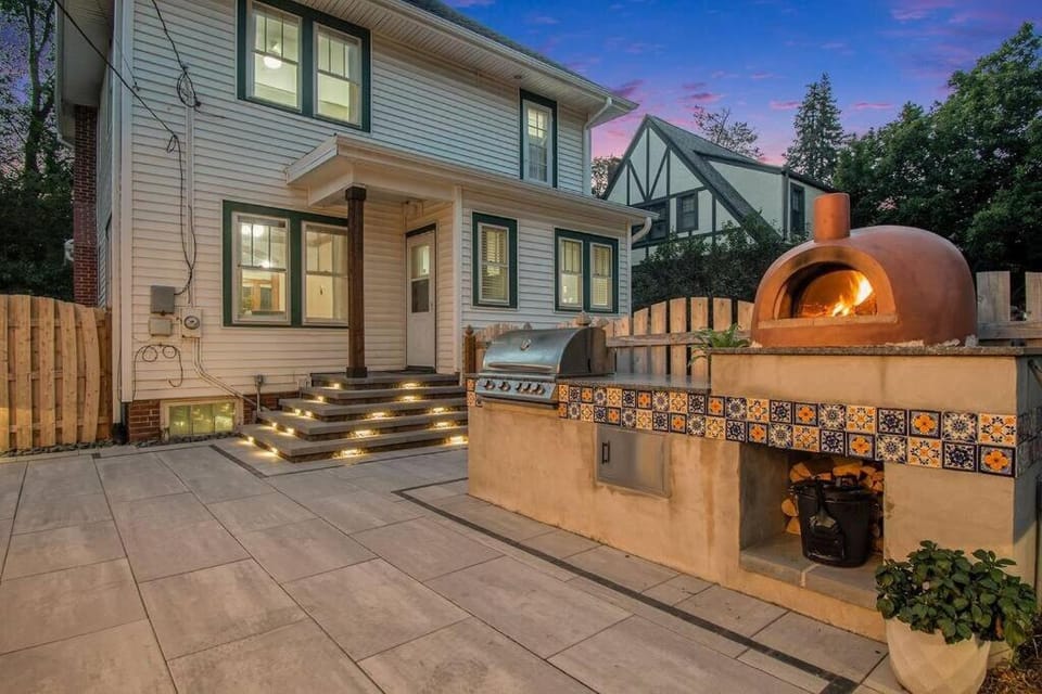 Stunning Yard Wood-Fired Pizza Oven in Dundee House in Dundee-Happy Hollow