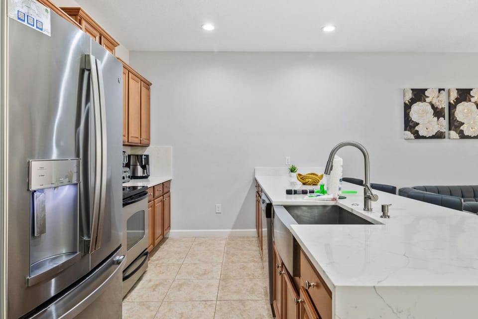 Lakefront 4 Bed private Oasis Location Villa in Four Corners