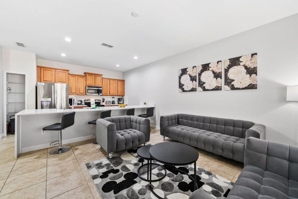 Lakefront 4 Bed private Oasis Location Villa in Four Corners