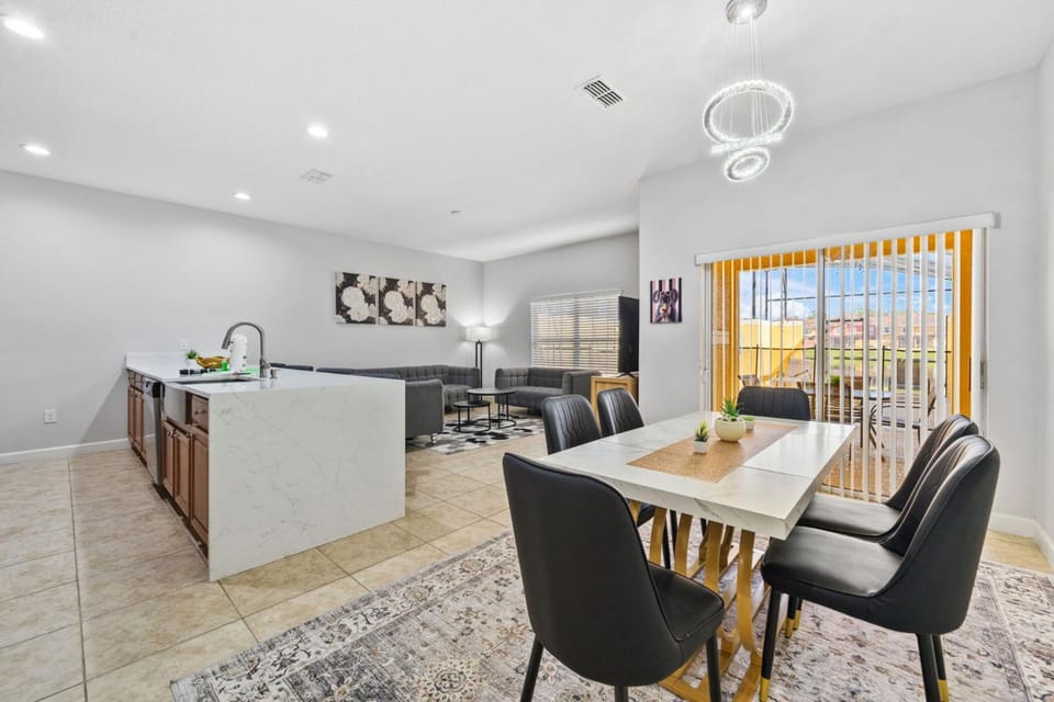 Lakefront 4 Bed private Oasis Location Villa in Four Corners