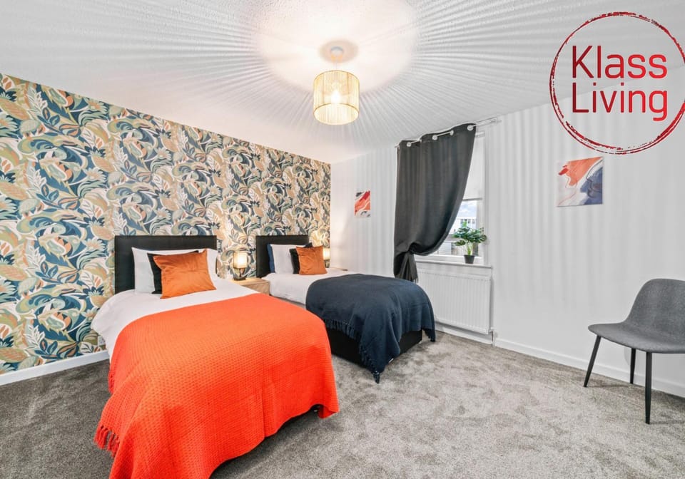 Bed, Decorative detail, Bedroom, Guests, group of guests, cot, Family