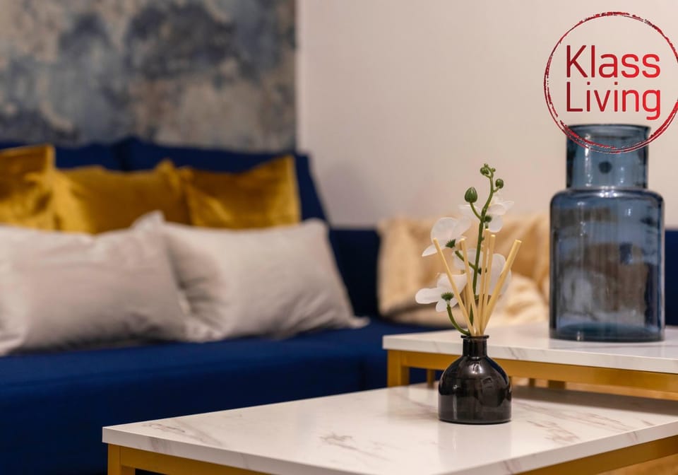 TV and multimedia, Living room, Decorative detail, Seating area, Dining area, Guests, group of guests, Family