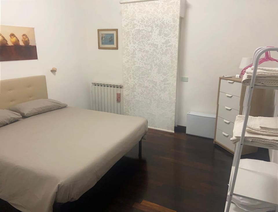 Bedroom, cot