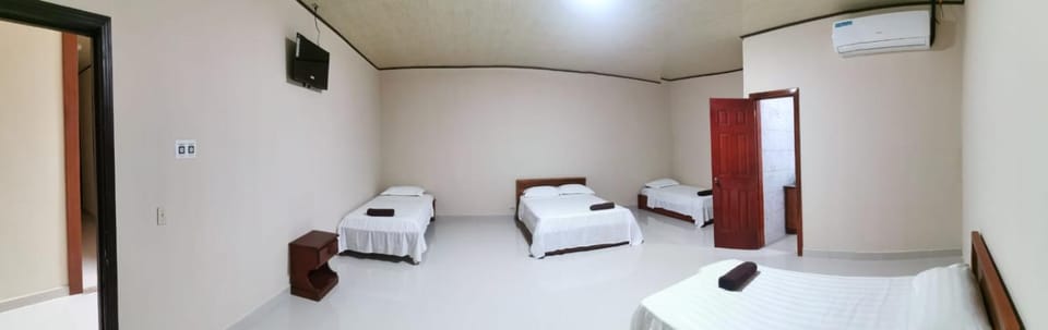 Bed, Bathroom, TV and multimedia, Photo of the whole room, Bedroom, towels, air conditioner