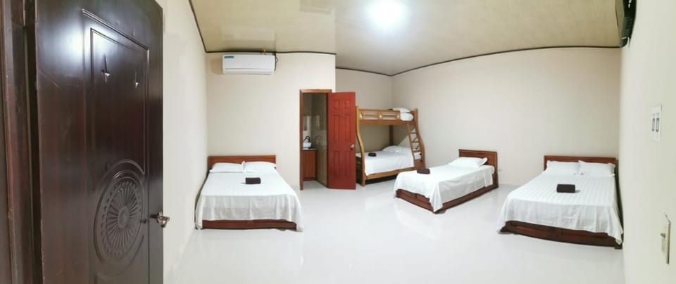 Bed, TV and multimedia, Photo of the whole room, Bedroom, bunk bed, towels, air conditioner