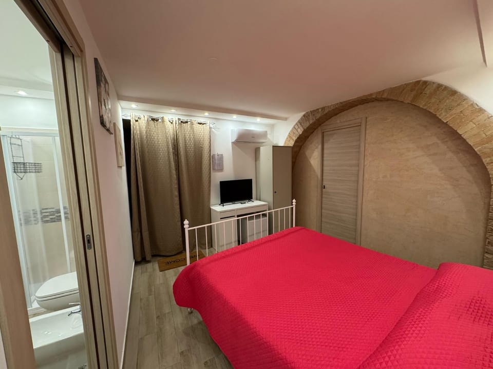 Bed, TV and multimedia, Photo of the whole room, Bedroom