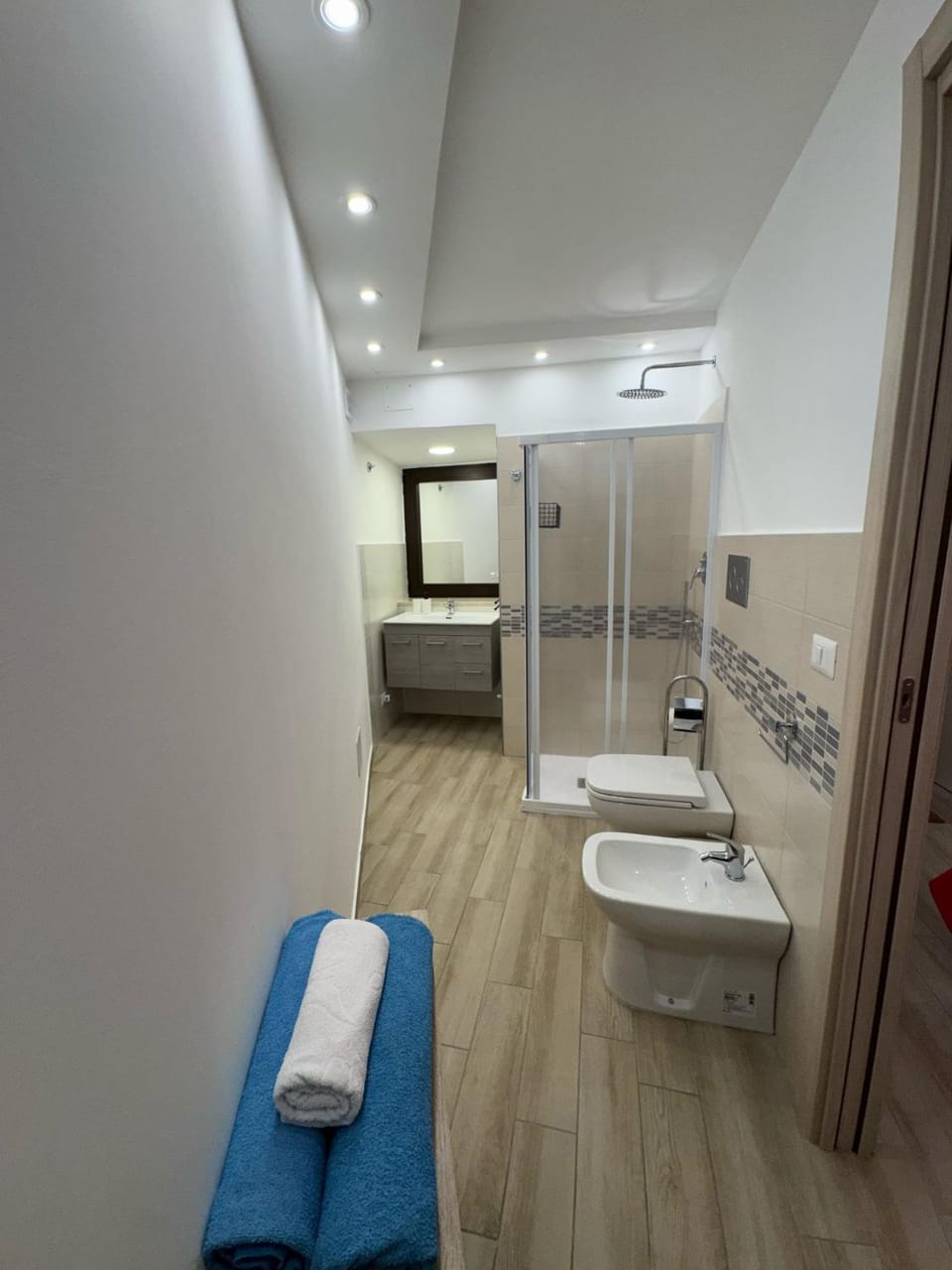 Shower, Toilet, Bathroom, bidet, towels
