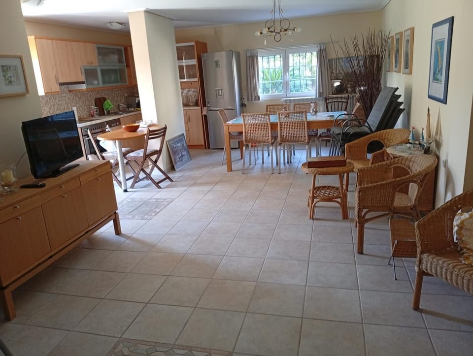 TV and multimedia, Seating area, Dining area
