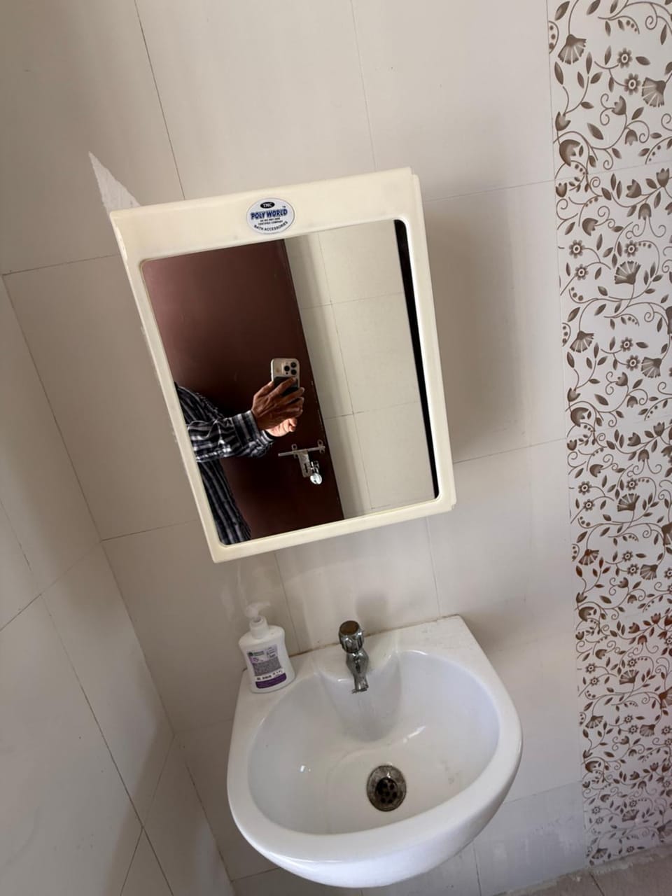 Sels Home 2 single bed, attached bathroom, lift, third floor, CAR park, entire terrace Apartment in Chennai