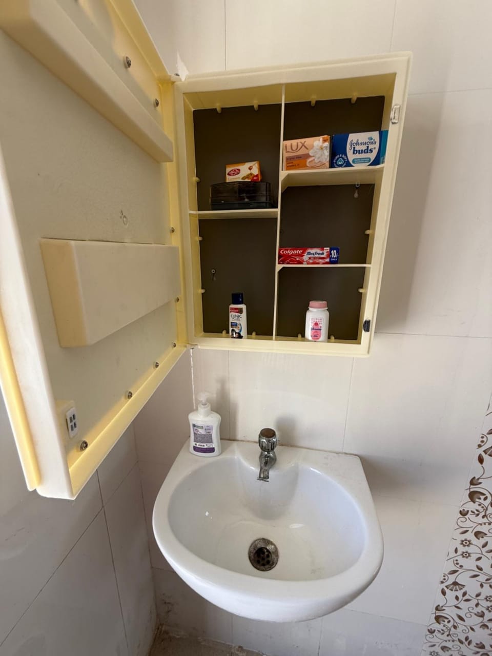 Sels Home 2 single bed, attached bathroom, lift, third floor, CAR park, entire terrace Apartment in Chennai