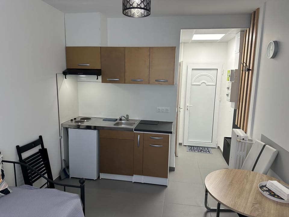 Studio TenStar Apartment in Aubervilliers