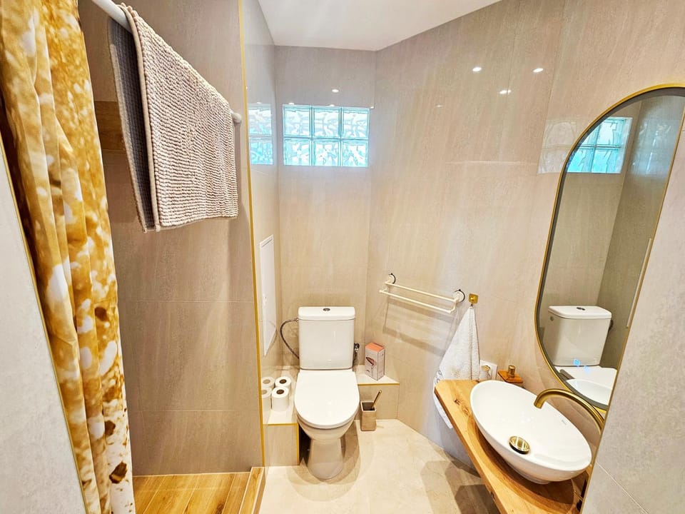 Shower, Toilet, Bathroom, towels