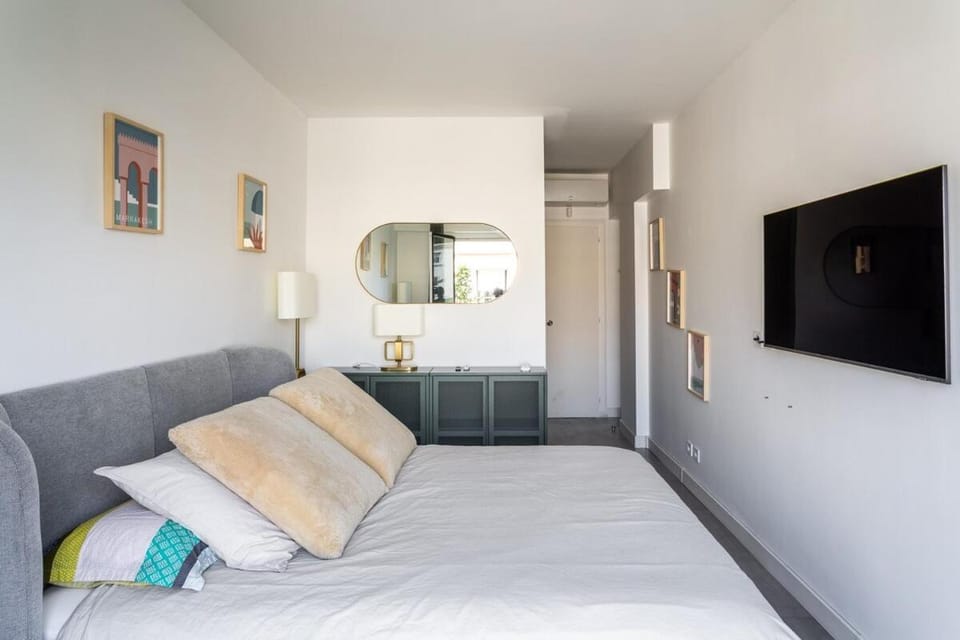 Bed, TV and multimedia, Photo of the whole room, Bedroom