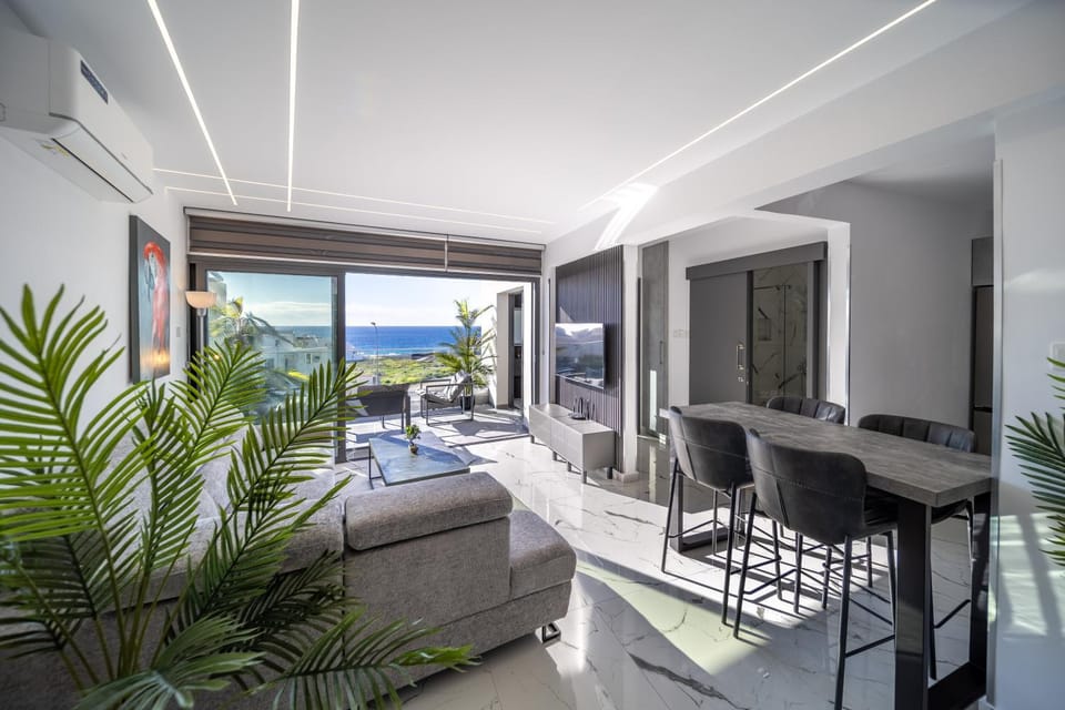 Natural landscape, TV and multimedia, View (from property/room), Balcony/Terrace, Living room, Seating area, Dining area, Sea view